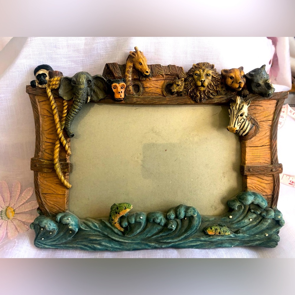 Noah’s ark picture frame perfect for family photo